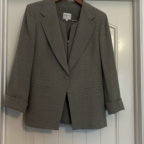 Armani Collezioni Wool/Cotton Blazer with Single Button Front. Size 8 - Picture 10 of 11